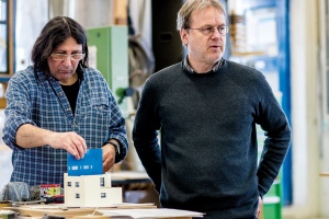 Wolfgang Thöner (rechts) in der Modellbauwerkstatt