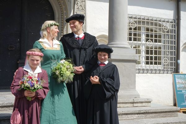 Marco Glaß und Ramona Weiss als Lutherpaar, das Kinderpaar wird von Selina Born und Nick Weichold 