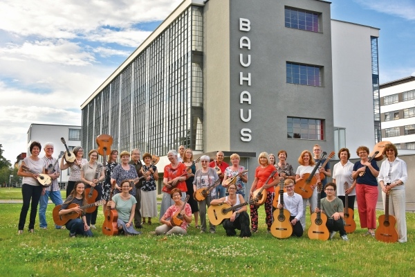 Das Zupforchester vor dem Bauhaus