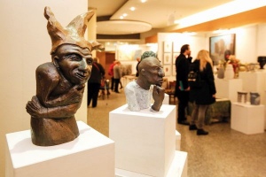 Bronzeskulpturen Joker und Denk ich an von Claudia Katrin Leyh