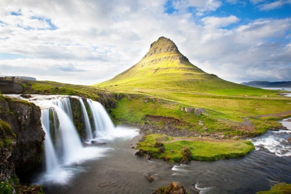 Wasserfall vor dem Berg Kirkjufell