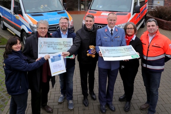 v.l.n.r.: Luisa Garthoff, Prof. Andreas Geiger und Oliver Müller (ASB), Ralf Dralle (Vorstand AOK Sachsen-Anhalt), Mario Großmann, Antje Schmidt Steven Angler (Malteser)