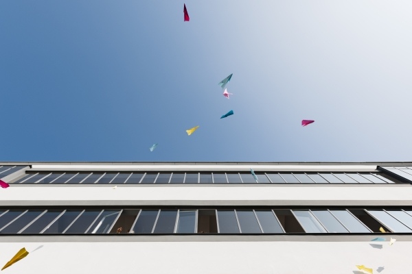 Bunte Papierflieger am Bauhaus