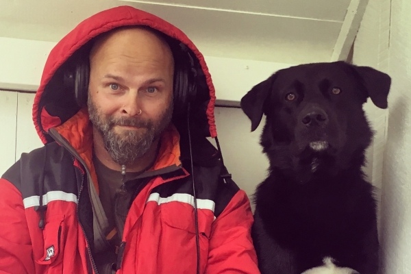 DJ Dagobert mit Vierbeiner beim Komponieren in Norwegen
