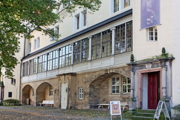 Im Ludwigsbau des Schlosses befinden sich die Köthen Information, die Bachgedenkstätte, der Spiegelsaal und einige Ausstellungen.