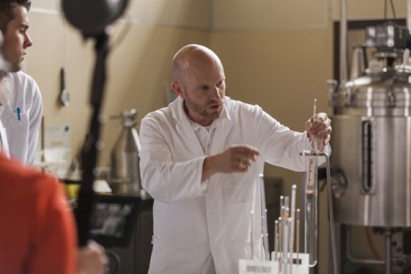 Prof. Dr. Jean Titze beim Bierbraupraktikum mit Studenten