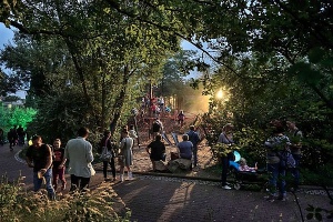 Magie der blauen Stunde – Spielplätze sind erleuchtet