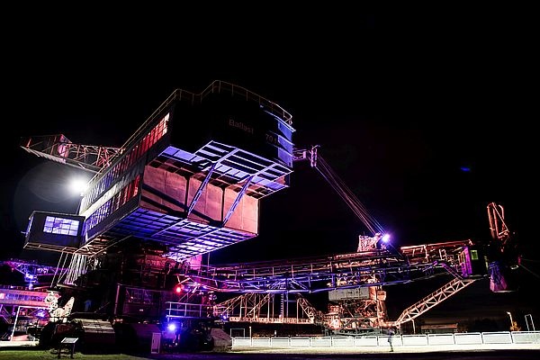 Beleuchtete Bagger zur Abendführung auf Ferropolis