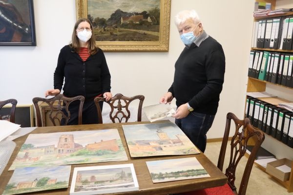 Hans-Joachim Rohowski vom AKV übergibt Gemälde an Karin Weigt vom Museum für Stadtgeschichte Dessau