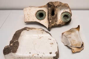Exponate in der Ausstellung Archäologie der Moderne im Bauhausgebäude