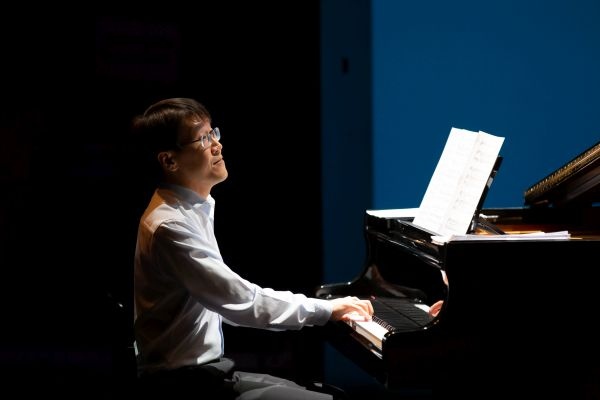 Alexander Koryakins – Pianist der Anhaltischen Philharmonie