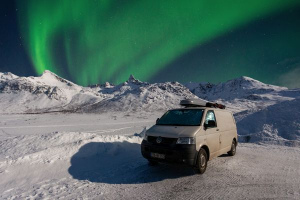 Nordlicht über Bus bei Tromsö