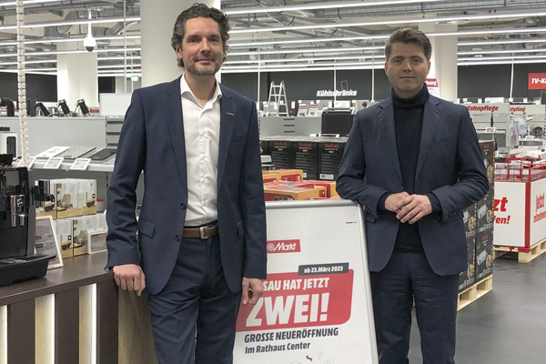 MediaMarkt Dessau Geschäftsführer Patrick Neumann und Oberbürgermeister Robert Reck
